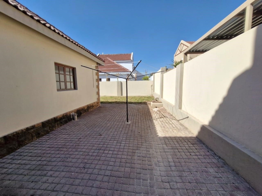 To Let 3 Bedroom Property for Rent in Meerhof North West